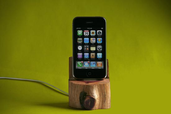 Diy Ipod Touch Stand. tree-trunk-iphone-dock_1